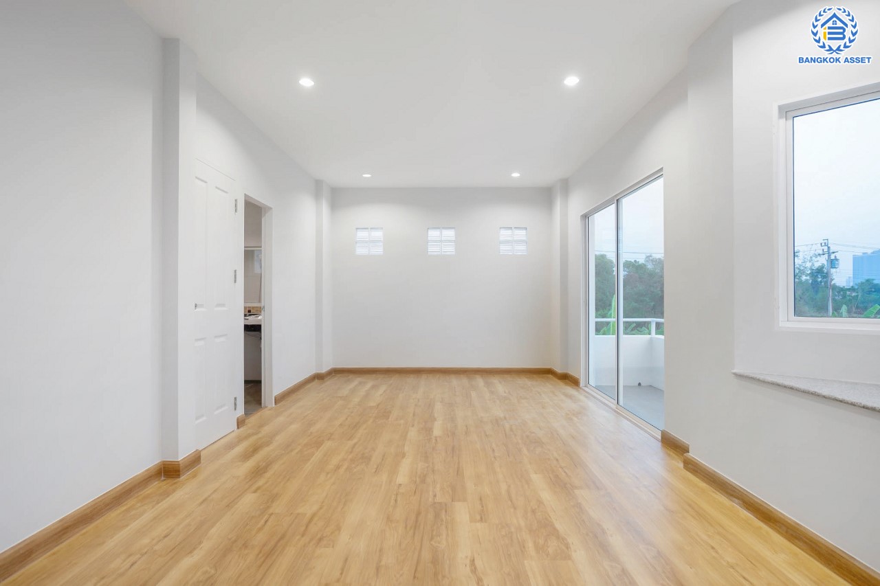 บ้านมือสองตกแต่งใหม่ ม.ชวนชื่นโมดัส ราชพฤกษ์-ท่าอิฐ หลังมุม มีพื้นที่สนามหญ้าด้านข้าง เนื้อที่ 55.6 ตร.ว. ฟังก์ชัน 3 ห้องนอน 2 ห้องน้ำ 2 ที่จอดรถ บนทำเลศักยภาพ เชื่อมต่อถนนรัตนาธิเบศร์ และถนนราชพฤกษ์ ทำเลใจกลาง 2 เซ็นทรัล ใกล้รถไฟฟ้า "สถานีบางรักน้อยท่าอิฐ" เพียง 10 นาที